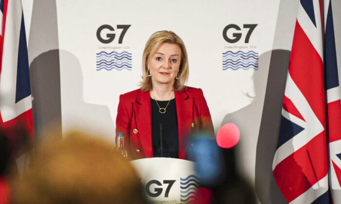 Secretária de Relações Exteriores da Grã-Bretanha, Liz Truss, se pronuncia em uma entrevista coletiva na reunião de Ministros das Relações Exteriores do G-7, em Liverpool, na Inglaterra, no dia 12 de dezembro de 2021 (Jon Super / AP Photo)
