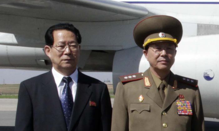 Kim Hyong Jun (esquerda), vice-ministro das Relações Exteriores, e Ri Yong Gil, col. gen. do Exército do Povo Coreano, antes de deixar o Aeroporto de Pyongyang na Coreia do Norte para a China, no dia 22 de maio de 2013 (AP Photo / Kim Kwang Hyon)