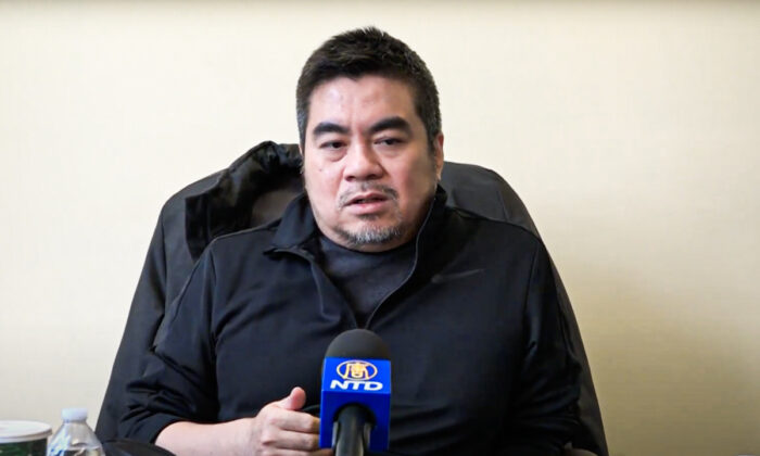 Cheng San, um designer de jogos americano, se pronuncia em uma coletiva de imprensa em Flushing, Nova Iorque, no dia 9 de dezembro de 2021 (NTD)