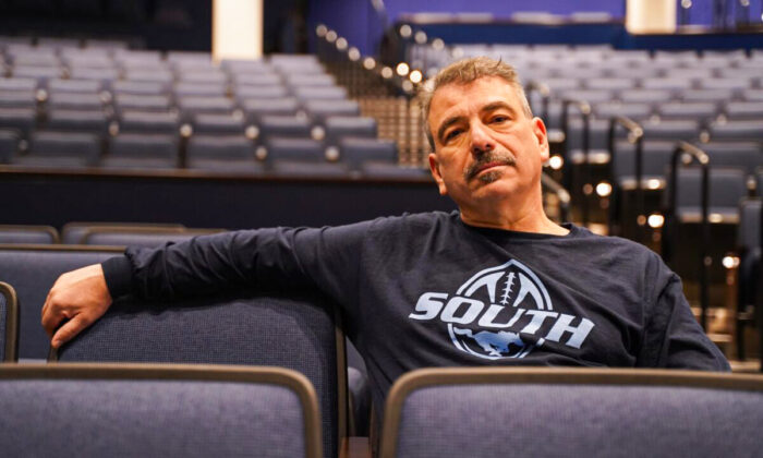 Terry Newsome, vestido com roupas espirituais da Downers Grove South High School, está sentado no auditório da escola onde pronunciou-se sobre gênero não binário no mês passado, no dia 13 de dezembro de 2021 (Cara Ding / Epoch Times)
