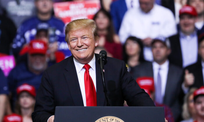 O então presidente Donald Trump sorri em um comício MAGA em Grand Rapids, em Michigan, no dia 28 de março de 2019 (Charlotte Cuthbertson / Epoch Times)
