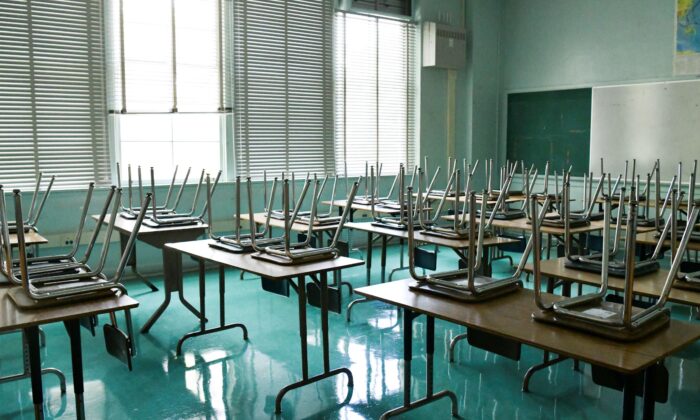 Sala de aula vazia é vista na Hollywood High School, em Hollywood, na Califórnia, no dia 13 de agosto de 2020 (Rodin Eckenroth / Getty Images)
