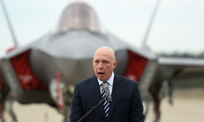 Ministro da Austrália para a Defesa, Peter Dutton, se pronuncia durante uma cerimônia para marcar o início oficial do exercício Talisman Sabre, RAAF Base de Amberley, em Brisbane, no dia 14 de julho de 2021 (AAP Imagem / Albert Perez)