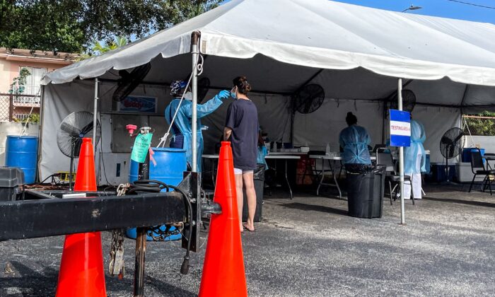 Teste médico para a COVID-19, em Miami, na Flórida, no dia 1º de setembro de 2021 (Chandan Khanna / AFP via Getty Images)