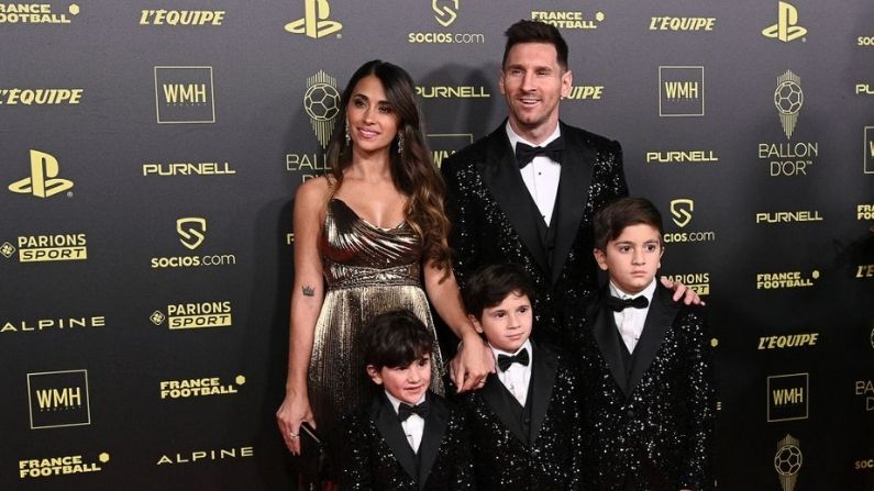 Atacante do Paris Saint-Germain, o argentino Lionel Messi (canto superior direito), sua esposa Antonella Roccuzzo (canto superior esquerdo) e seus filhos, (canto esquerdo inferior para direito) Ciro, Mateo e Thiago, posam na chegada para assistir à premiação da Bola de Ouro francesa de 2021, cerimônia no Teatro Chatelet, em Paris, no dia 29 de novembro de 2021 (ANNE-CHRISTINE POUJOULAT / AFP via Getty Images) 