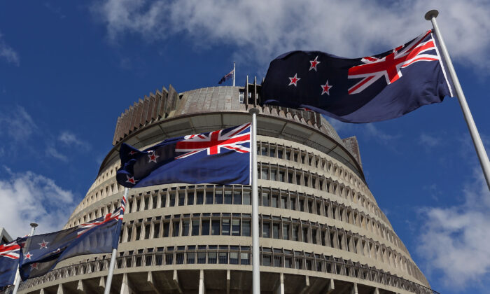 Bandeiras da Nova Zelândia tremulam em frente ao The Beehive durante a abertura da comissão do parlamento, em Wellington, na Nova Zelândia, no dia 20 de outubro de 2014 (Hagen Hopkins / Getty Images)