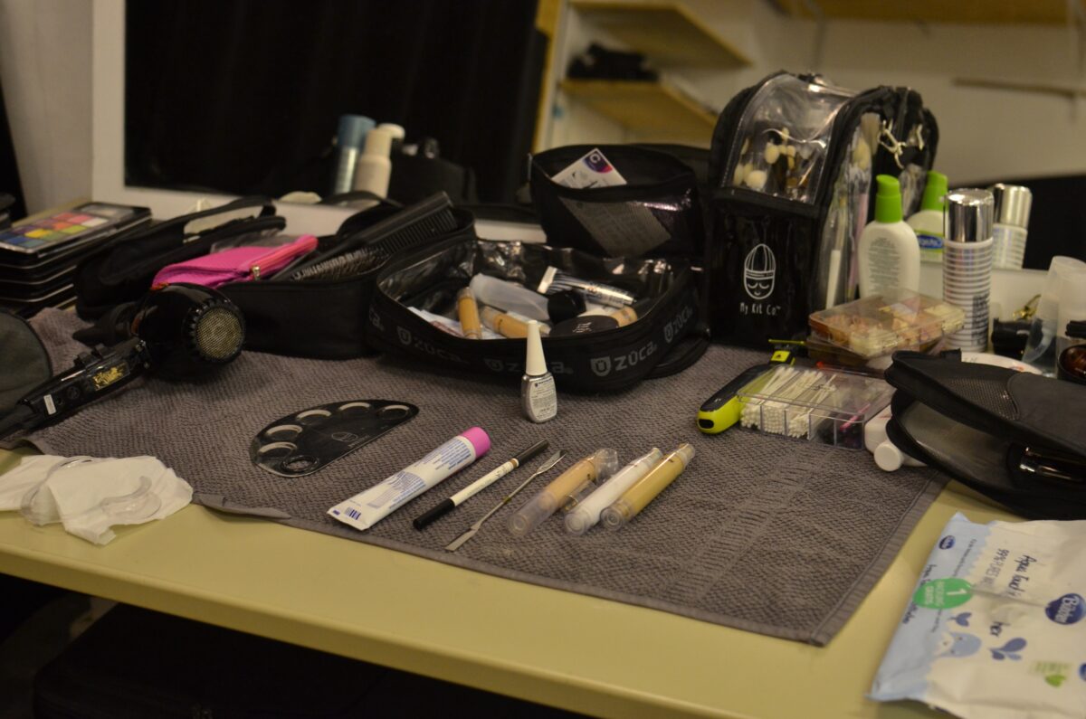 Insetos mortais encontrados em 9 de 10 bolsas de maquiagem