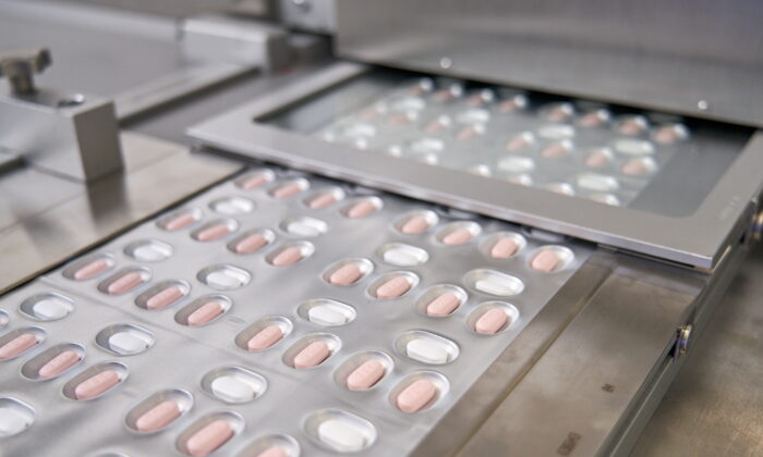 Paxlovid, uma pílula para a COVID-19 da Pfizer, é vista fabricada em Ascoli, na Itália, nesta foto sem data obtida pela Reuters no dia 16 de novembro de 2021 (Pfizer / Folheto via Reuters)
