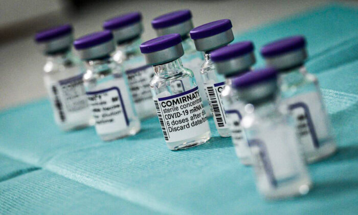 Frascos da vacina contra a COVID-19 da Pfizer-BioNTech foram vistos na França, no dia 27 de novembro de 2021 (Jeff Pachoud / AFP via Getty Images)
