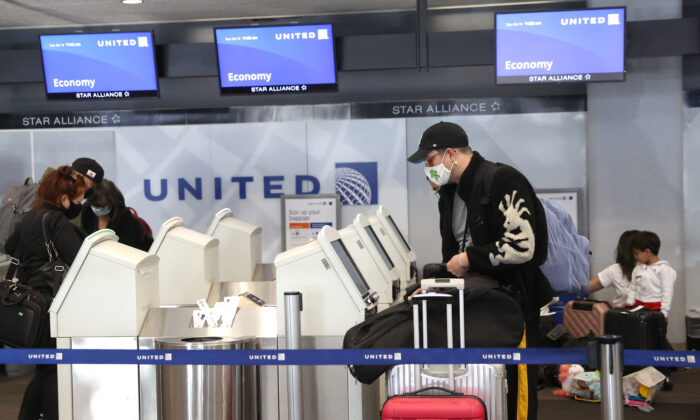 Viajantes são vistos no Aeroporto Internacional de São Francisco em uma fotografia de arquivo (Justin Sullivan / Getty Images)
