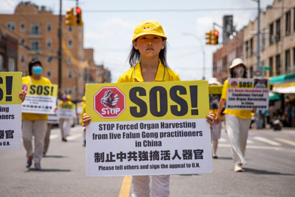 Praticantes do Falun Gong participam de um desfile que marca o 22º ano da perseguição ao Falun Gong na China, no Brooklyn, em Nova Iorque, no dia 18 de julho de 2021 (Chung I Ho/Epoch Times)