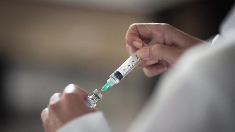 Foto de arquivo de equipe médica preparando doses da vacina contra COVID-19 durante um dia de inoculação no Palácio Tiradentes, antiga sede da Assembleia Legislativa, no Rio de Janeiro (EFE / André Coelho / Arquivo)