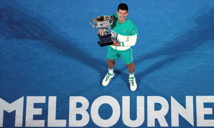 Novak Djokovic da Sérvia vence a Norman Brookes Challenge Cup após derrotar o russo Daniil Medvedev na final de solo masculino no campeonato de tênis do Aberto da Austrália, em Melbourne, na Austrália, no dia 21 de fevereiro de 2021 (Hamish Blair / AP Photo)