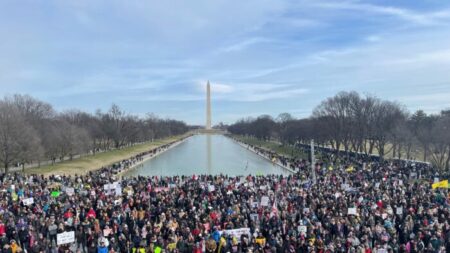 ‘Derrote os Mandatos’: milhares protestam em Washington contra decretos de vacinação