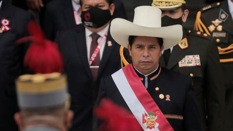 Presidente do Peru, Pedro Castillo, deixa o Congresso com a faixa presidencial após a posse presidencial, no dia 28 de julho de 2021, em Lima, no Peru (Getty Images)