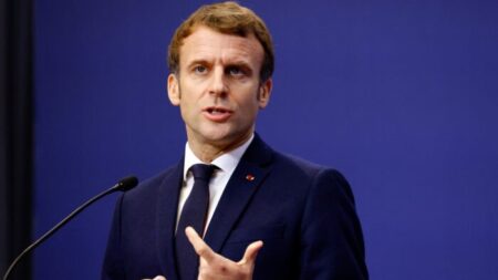 Macron quer que França lidere “luta” para tornar aborto um direito universal