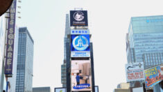 Mídia estatal chinesa usa tela da Times Square para reproduzir propaganda de Xinjiang