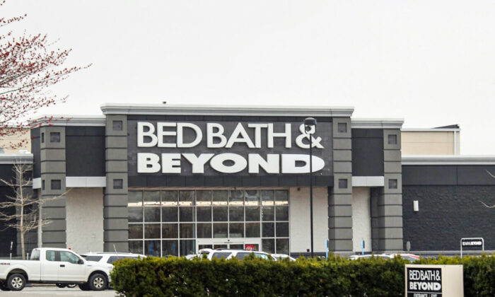 Visão geral da placa Bed Bath & Beyond fotografada em Westbury, Nova Iorque, no dia 20 de março de 2020 (Bruce Bennett/Getty Images)