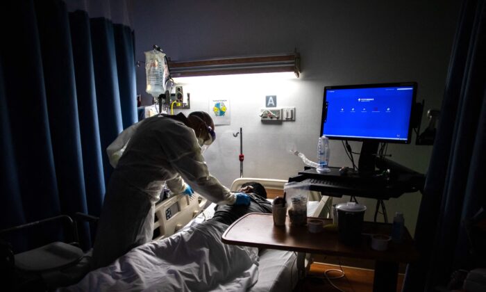 Médico verifica um paciente de 34 anos em um centro médico em Tarzana, na Califórnia, no dia 2 de setembro de 2021 (Apu Gomes / AFP via Getty Images)