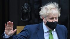 Inglaterra encerra todos os passaportes da COVID, decretos de máscara e restrições de trabalho