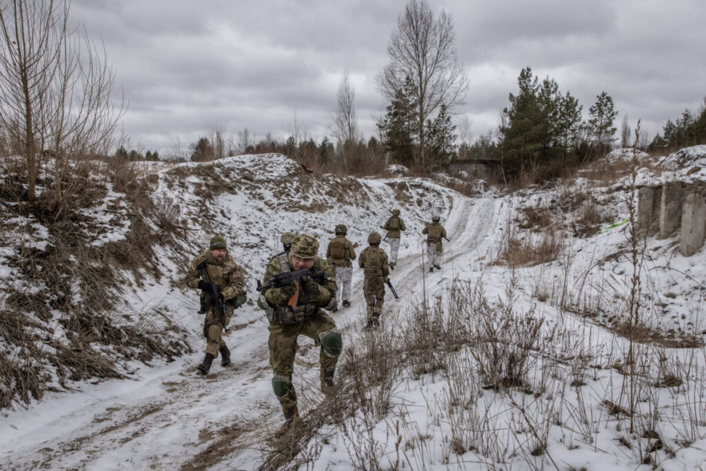 Civis participam de uma sessão de treinamento da unidade de Defesa Territorial de Kiev, em Kiev, na Ucrânia, no dia 29 de janeiro de 2022 (Chris McGrath/Getty Images)