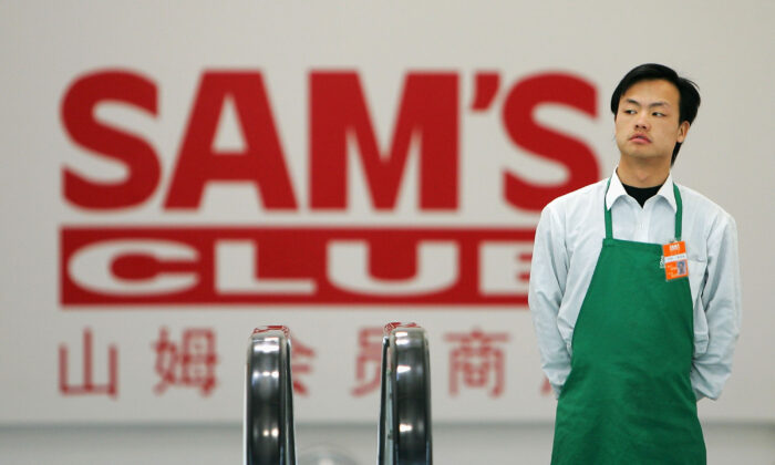 Trabalhador sobe a escada rolante no Sam’s Club, a primeira filial de uma loja Walmart em Pequim, no dia 09 de dezembro de 2004 (Cancan Chu / Getty Images)