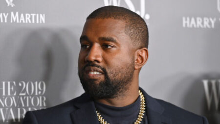 Repórter pressiona primeiro-ministro australiano diante de requisitos de vacinas para turnê de Kanye West