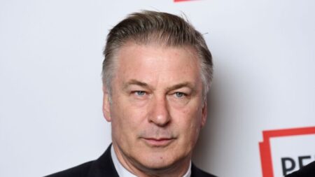 Alec Baldwin entrega celular em meio a investigação sobre tiroteio que levou a morte no set de ‘Rust’