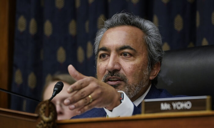 Deputado Ami Bera (Democrata da Califórnia) preside uma audiência do subcomité da Comissão de Assuntos Exteriores da Câmara de Representantes para Ásia e Pacífico em relação ao surto de coronavírus, no Rayburn House Office Building do Capitólio, no dia 5 de fevereiro de 2020, em Washington (Drew Angerer/Getty Images)