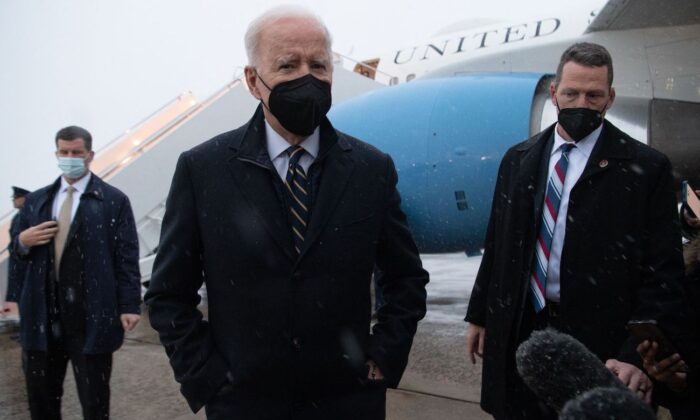 O presidente Joe Biden se pronuncia à imprensa sobre a situação na Ucrânia, após chegar na Força Aérea Um, na Base Conjunta Andrews, em Maryland, no dia 28 de janeiro de 2022 (Saul Loeb/AFP via Getty Images)