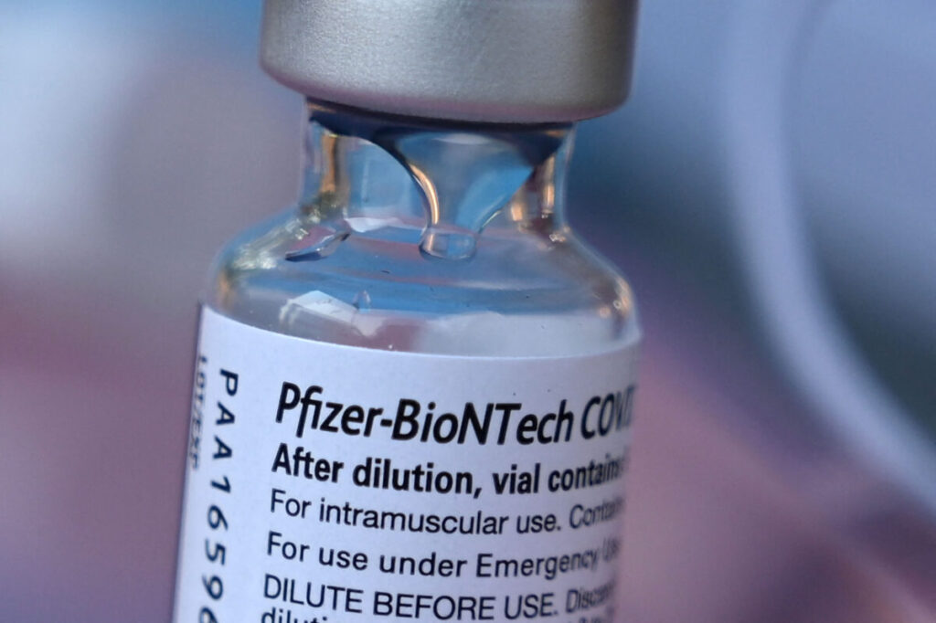 Frasco da vacina da Pfizer-BioNTech contra a COVID-19, em Los Angeles, na Califórnia, no dia 23 de agosto de 2021 (Robyn Beck/AFP via Getty Images)