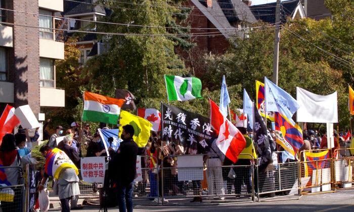 Tibetanos, uigures, cazaques, honconguês, mongóis do sul, taiwaneses e ativistas da democracia chinesa se unem para o Dia de Ação Global para pedir aos governos que se oponham à supressão da liberdade, democracia e direitos humanos pelo Partido Comunista Chinês, na frente do Consulado chinês, em Toronto, no dia 1º de outubro de 2020 (NTD Television)