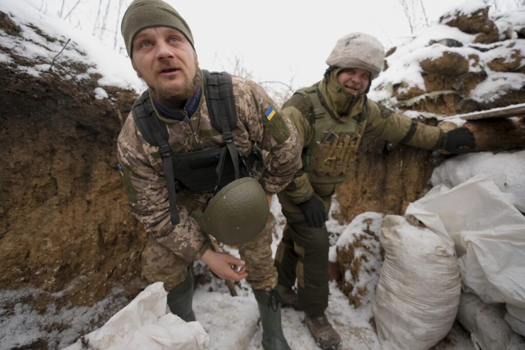 Militares ucranianos verificam sua posição em uma trincheira na linha de frente na região de Luhansk, no leste da Ucrânia, no dia 28 de janeiro de 2022 (Vadim Ghirda/AP Photo)