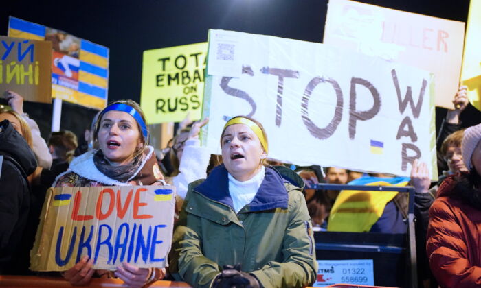 Manifestantes em Whitehall protestando contra a invasão russa da Ucrânia (Dominic Lipinski/PA)
