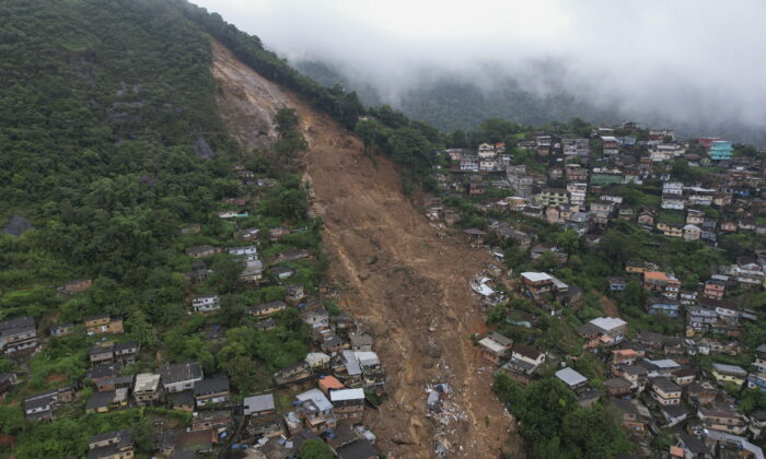 Uma vista aérea mostra bairro afetado por deslizamentos de terra em Petrópolis, Brasil, no dia 16 de fevereiro de 2022 (Silvia Izquierdo/AP Photo)