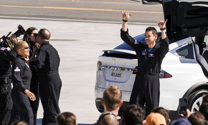 O membro da tripulação do Inspiration4 Jared Isaacman (direita) acena para os membros da família antes de uma viagem à plataforma de lançamento 39-A do Kennedy Space Center para uma decolagem planejada em um foguete Falcon 9 da SpaceX, em Cape Canaveral, na Flórida, no dia 15 de setembro de 2021 (John Raoux/AP Photo)