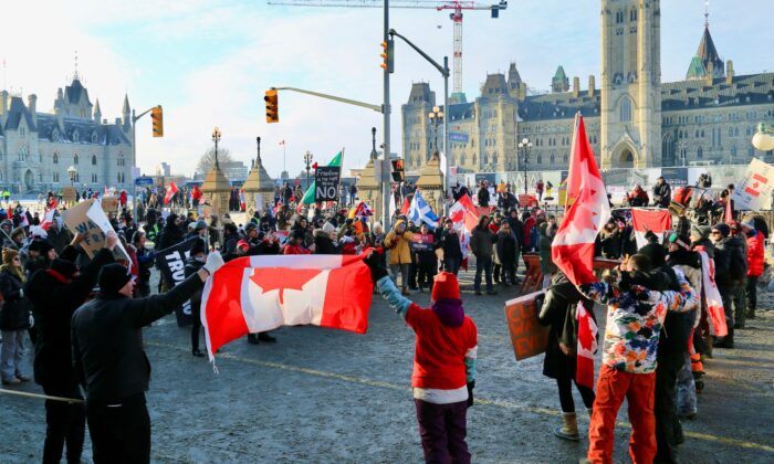 Manifestantes participam dos protestos do ''Comboio da Liberdade” contra os mandatos e restrições da COVID-19, em Ottawa, no dia 31 de janeiro de 2022 (Jonathan Ren/Epoch Times)
