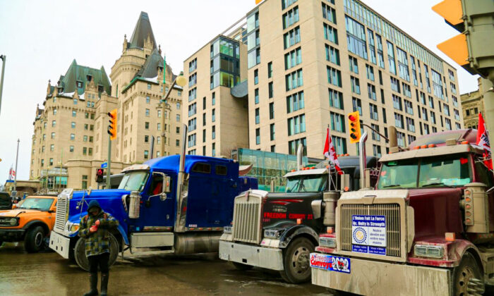 Caminhões estacionados no centro de Ottawa enquanto os manifestantes continuam protestando contra os mandatos e restrições da COVID-19, no dia 2 de fevereiro de 2022 (Jonathan Ren/Epoch Times)