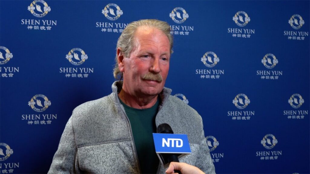 Brad Buckner participou da apresentação do Shen Yun Performing Arts no Cheyenne Civic Center em Cheyenne, no Wyoming, no dia 2 de fevereiro de 2022 (NTD)