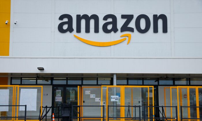 O logotipo da Amazon é visto na fachada de um centro da Amazon em Bretigny-sur-Orge, na França, no dia 14 de dezembro de 2021 (Thomas Samson/AFP via Getty Images)