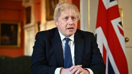 Boris Johnson anuncia que não concorrerá às primárias do Partido Conservador