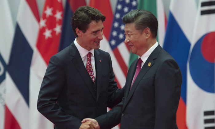 O primeiro-ministro canadense Justin Trudeau é recebido pelo líder chinês Xi Jinping durante a recepção oficial na Cúpula de Líderes do G20 em Hangzhou, na China, no dia 4 de setembro de 2016 (Adrian Wyld/The Canadian Press)
