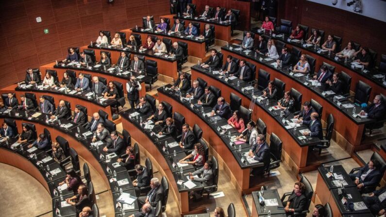 Senadores mexicanos prestam juramento durante a posse da nova legislatura no plenário do Senado na Cidade do México, no dia 29 de agosto de 2018 (PEDRO PARDO/AFP via Getty Images)