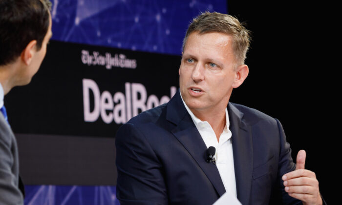 Imagem de arquivo de Peter Thiel se pronunciando no palco durante um evento na cidade de Nova Iorque, no dia 1º de novembro de 2018 (Michael Cohen/Getty Images for The New York Times)
