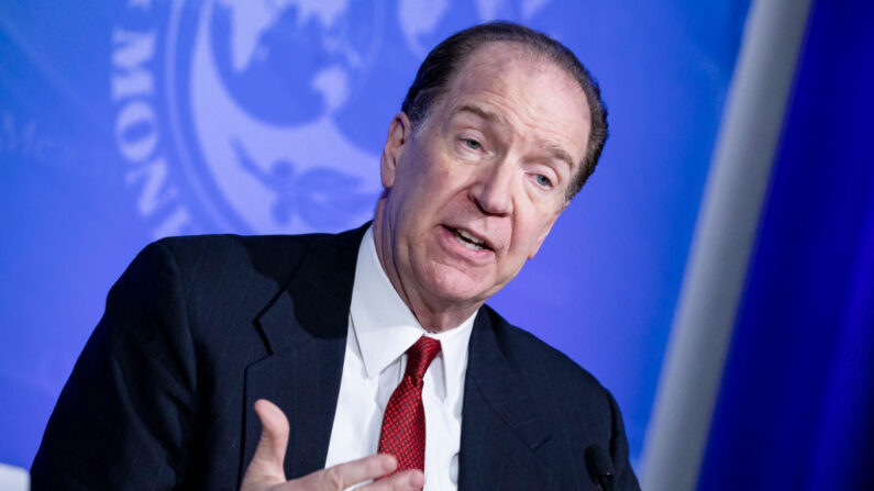 O presidente do Grupo Banco Mundial, David Malpass, se pronuncia durante uma coletiva de imprensa conjunta com a diretora-gerente do FMI, Kristalina Georgieva, sobre os recentes desenvolvimentos do coronavírus e as respostas das organizações, no dia 4 de março de 2020 em Washington, DC (Foto de Samuel Corum/Getty Images)