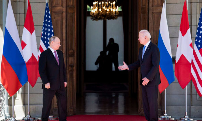 Presidente Joe Biden se prepara para apertar a mão do presidente russo Vladimir Putin antes da cúpula EUA-Rússia na Villa La Grange, em Genebra, na Suíça, no dia 16 de junho de 2021 (Brendan Smialowski/AFP)
