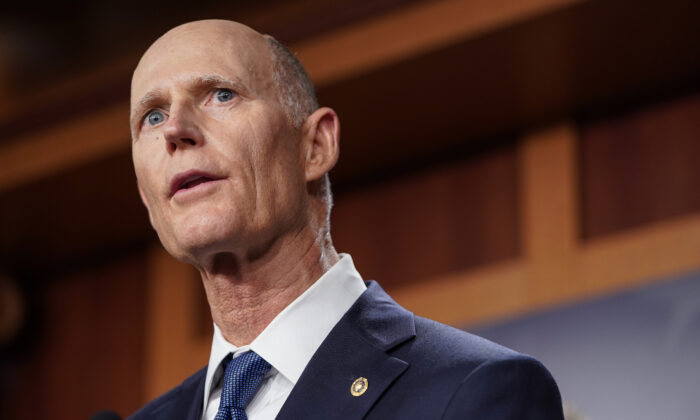 O senador Rick Scott (republicano da Flórida) se pronuncia sobre sua oposição ao S. 1, o "For The People Act", em Washington, no dia 17 de junho de 2021 (Joshua Roberts/Getty Images)