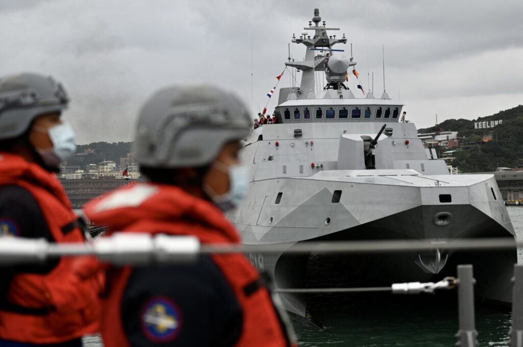 Soldados de Taiwan ficam ao lado do navio Tuo Chiang da classe corveta produzido no país (direita) durante um exercício na cidade de Keelung, no norte de Taiwan, no dia 7 de janeiro de 2022 (SAM YEH/AFP via Getty Images)