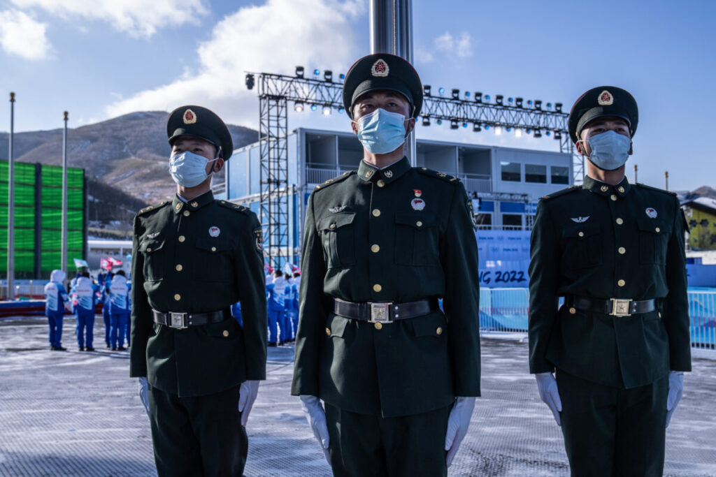 Soldados do Exército de Libertação Popular ensaiam um exercício de hasteamento de bandeiras na praça de medalhas na vila olímpica de Zhangjiakou, em Zhangjiakou, na China, no dia 25 de janeiro de 2022 (Carl Court/Getty Images)