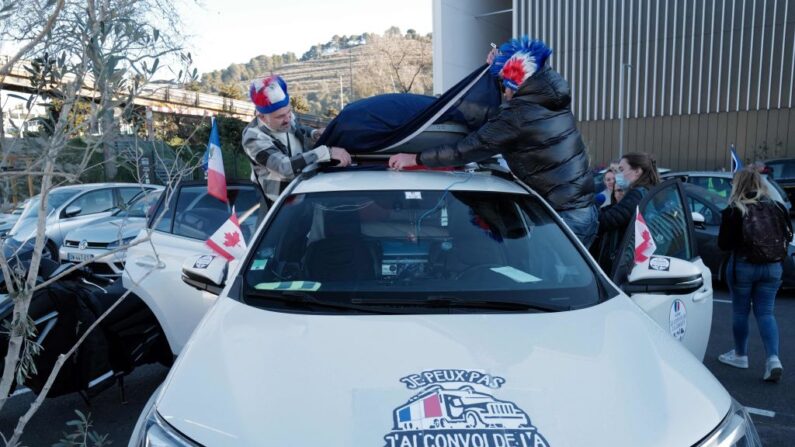 Motoristas se preparam para participar do "Convoi de la Liberté" em Nice, sudeste da França, no dia 9 de fevereiro de 2022.  Milhares de opositores ao passe de saúde anunciaram nas redes sociais que querem "dirigir em Paris" em 09 de fevereiro de 2022, como parte de uma ação cidadã chamada "comboios da liberdade", inspirada nos caminhoneiros canadenses que bloqueiam o centro da capital Ottawa (Foto por VALERY HACHE/AFP via Getty Images)